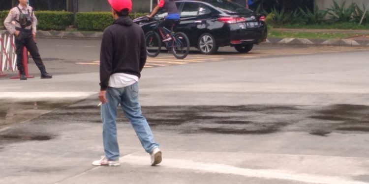 Taburan Rokok di Fasilitas Olah Raga