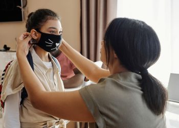 Menguji Kebijakan Bebas Masker dan Stop PPKM