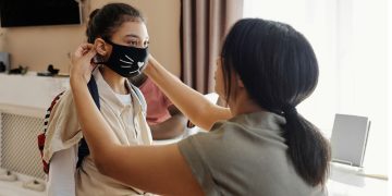 Menguji Kebijakan Bebas Masker dan Stop PPKM