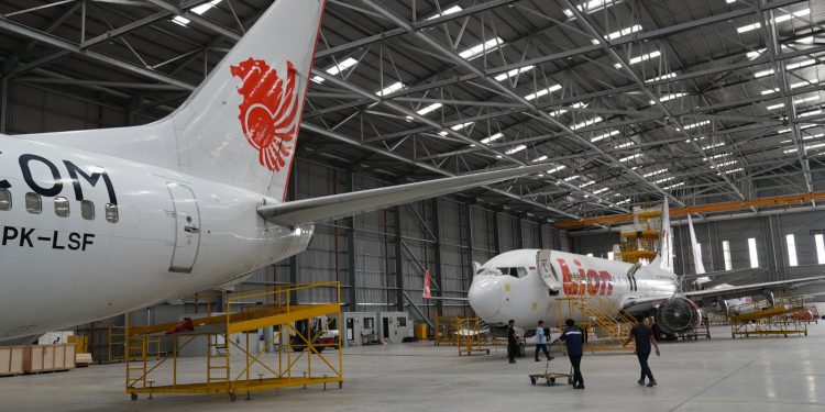 Mengapa Orang Dilarang Merokok di Pesawat?