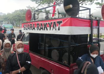 RUU KESEHATAN: Diguyur Hujan, Organisasi Mahasiswa Kesehatan Tetap Gelar Aksi Demonstrasi