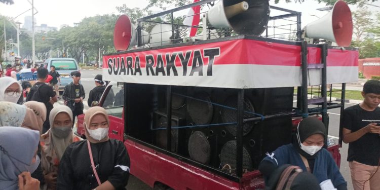 RUU KESEHATAN: Diguyur Hujan, Organisasi Mahasiswa Kesehatan Tetap Gelar Aksi Demonstrasi