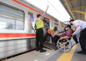 Menggugat Kelayakan Fasilitas Stasiun Kereta untuk Disabilitas