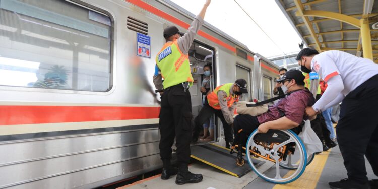 Menggugat Kelayakan Fasilitas Stasiun Kereta untuk Disabilitas
