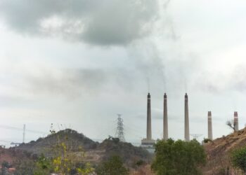 Ibu dan Anak, Mereka yang Tersingkir dan Terbenam dalam Kepulan Asap