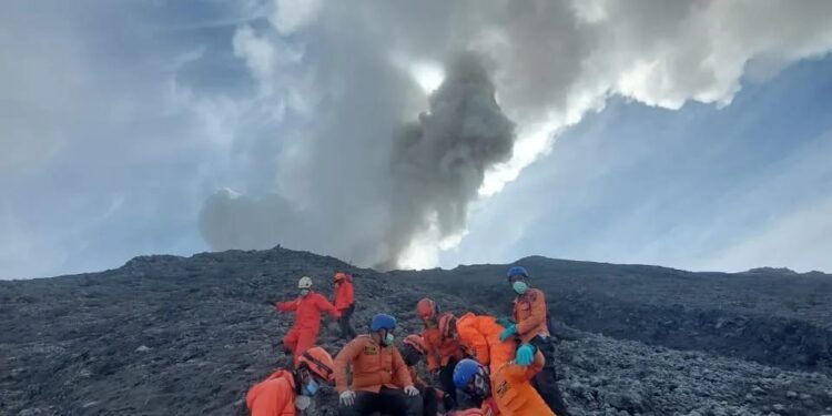 LETUSAN MARAPI: Hujan Abu Potensi Penyakit Pernapasan