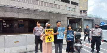 Tim Advokasi Masyarakat Perairan Anti Racun (Tim TAMPAR) dalam aksinya di depan Kedutaan Besar Jepang di Indonesia di Jakarta pada Senin, 15 Januari 2024. Istimewa