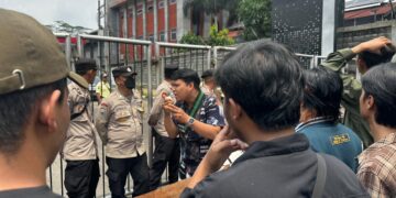 HMI Jawa Barat melakukan aksi demonstrasi di depan kantor PT HM Sampoerna Tbk, Jl. Soekarno Hatta No 795 Kota Bandung pada hari Senin (15/1/2024). Istimewa