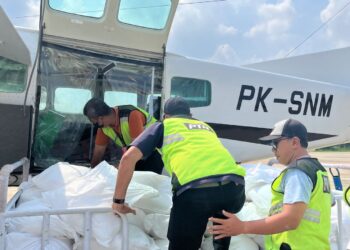 Tim memasukkan bahan semai _Natrium Clorida (NaCl)_ ke dalam pesawat Cessna Caravan untuk operasi Teknologi Modifikasi Cuaca (TMC) di Lanud Ahmad Yani, Kota Semarang, Jawa Tengah, Sabtu (17/2). Operasi TMC dilakukan sebagai bagian dari upaya penanganan banjir yang terjadi Kabupaten Demak dan sekitarnya. Dok. Humas BNPB
