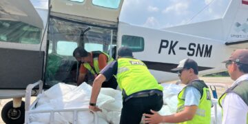 Tim memasukkan bahan semai _Natrium Clorida (NaCl)_ ke dalam pesawat Cessna Caravan untuk operasi Teknologi Modifikasi Cuaca (TMC) di Lanud Ahmad Yani, Kota Semarang, Jawa Tengah, Sabtu (17/2). Operasi TMC dilakukan sebagai bagian dari upaya penanganan banjir yang terjadi Kabupaten Demak dan sekitarnya. Dok. Humas BNPB