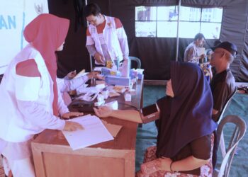 Pelayanan kesehatan dan obat obatan untuk masyarakat terdampak banjir yang didukung penuh oleh Puskesmas Karanganyar dan Relawan di halaman Kantor Desa Wonoketingal, Kecamatan Karanganyar, Kabupaten Demak, Jawa tengah, (19/2). Dok. Humas BNPB