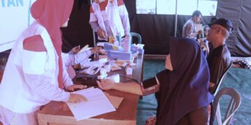 Pelayanan kesehatan dan obat obatan untuk masyarakat terdampak banjir yang didukung penuh oleh Puskesmas Karanganyar dan Relawan di halaman Kantor Desa Wonoketingal, Kecamatan Karanganyar, Kabupaten Demak, Jawa tengah, (19/2). Dok. Humas BNPB