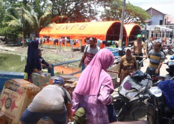 BNPB mendirikan tenda pengungsian didepan Kantor Desa Wonoketingal bagi masyarakat terdampak yang berada di pinggir Jalan Raya Demak-Kudus, Desa Wonoketingal, Kecamatan Karanganyar, Kabupaten Demak, Jawa Tengah, (18/2). Dok. Humas BNPB