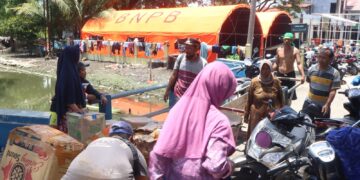 BNPB mendirikan tenda pengungsian didepan Kantor Desa Wonoketingal bagi masyarakat terdampak yang berada di pinggir Jalan Raya Demak-Kudus, Desa Wonoketingal, Kecamatan Karanganyar, Kabupaten Demak, Jawa Tengah, (18/2). Dok. Humas BNPB