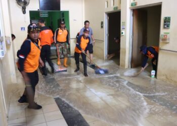 Pasca banjir Tim Gabungan dari semua unsur bersama-sama membersihkan fasum di Dusun Karanganayar, Kecamatan Karanganyar, Selasa (20/2). Sumber Foto: Pusdatinkomben