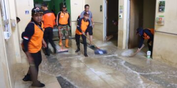 Pasca banjir Tim Gabungan dari semua unsur bersama-sama membersihkan fasum di Dusun Karanganayar, Kecamatan Karanganyar, Selasa (20/2). Sumber Foto: Pusdatinkomben