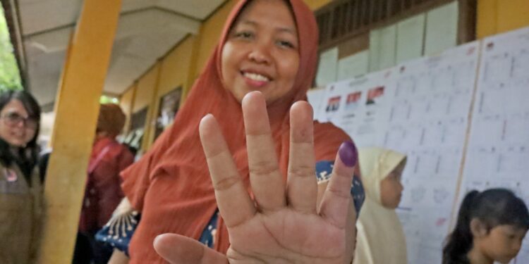 PEMILU 2024: Banjir Menyurut, Warga Demak Lakukan Pencoblosan