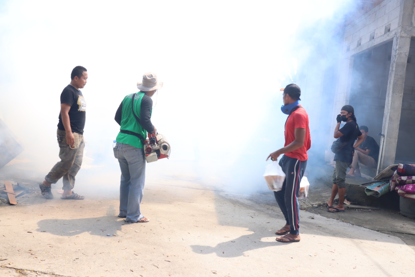 Asap tebal menyelimuti sebuah gang di permukiman warga setelah petugas pengasapan dari Dinas Kesehatan Kabupaten Demak, melakukan _fogging_ guna mengantisipasi penyebaran wabah penyakit, Senin (26/2).
Sumber foto: Humas BNPB