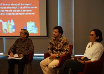 Kiri ke kanan: 1. Soewarta Kosen, M.D., MPH, DrPH (Research Principal Investigator CISDI), Muhammad Zulfiqar Firdaus, M.IDEC (Health Economics Research Associate CISDI), dan Sofie Syarief (Moderator) dalam sesi diskusi. Dok. Cisdi