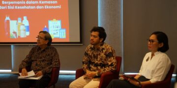 Kiri ke kanan: 1. Soewarta Kosen, M.D., MPH, DrPH (Research Principal Investigator CISDI), Muhammad Zulfiqar Firdaus, M.IDEC (Health Economics Research Associate CISDI), dan Sofie Syarief (Moderator) dalam sesi diskusi. Dok. Cisdi