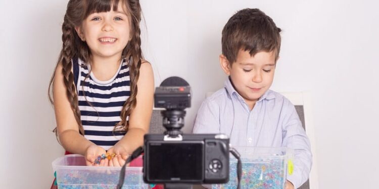 Anak-anak dengan Dunia Bermainnya (Sumber Freepik pinterest)