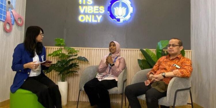 (dari kiri) Moderator Josephine Larissa bersama dengan Kepala Prodi Kedokteran ITS dr Sakina MSi dan Kepala Prodi Teknologi Kedokteran ITS Dr Ir Adhi Dharma Wibawa ST MT saat mengulas prodi baru di FKK. Dok. Humas ITS