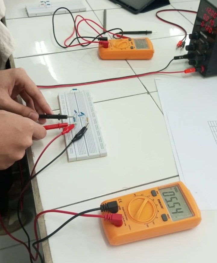 Mahasiswa Teknologi Kedokteran saat praktik salah satu kompetensi dasar, yakni elektronika. Dok. Humas ITS