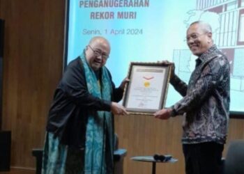 Penyerahan rekor MURI kepada Prof Thandra Yoga. Dok. Humas UI
