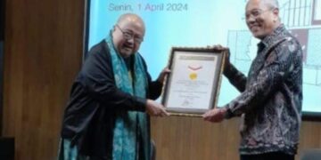 Penyerahan rekor MURI kepada Prof Thandra Yoga. Dok. Humas UI