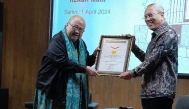 Penyerahan rekor MURI kepada Prof Thandra Yoga. Dok. Humas UI