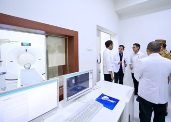 Presiden Joko Widodo, didampingi Menteri Kesehatan Budi Gunadi Sadikin, mengunjungi pelayanan kesehatan di RSUD Mokopido, Toli-Toli, Sulawesi Tengah, Rabu (27/3/2024). Dok. Humas Kemenkes