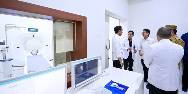 Presiden Joko Widodo, didampingi Menteri Kesehatan Budi Gunadi Sadikin, mengunjungi pelayanan kesehatan di RSUD Mokopido, Toli-Toli, Sulawesi Tengah, Rabu (27/3/2024). Dok. Humas Kemenkes