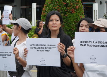 Para Ibu Bentengi Mahasiswa dan Desak Pembatalan UU TNI