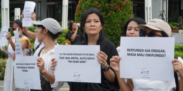 Para Ibu Bentengi Mahasiswa dan Desak Pembatalan UU TNI