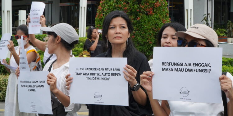 Para Ibu Bentengi Mahasiswa dan Desak Pembatalan UU TNI