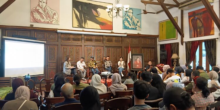 Di Balik Lensa Menantang Produk Tak Sehat