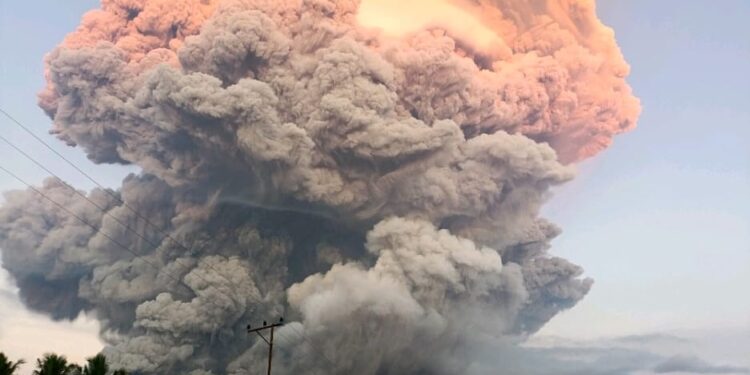 BENCANA ALAM: Gunung Lewotobi Laki-laki Meletus Lagi, Kolom Abu Capai 10 Kilometer