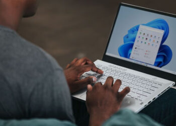 Apakah Buruk Menggunakan Laptop Langsung di Pangkuan