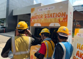 Hadapi Cuaca Panas, PMI Sediakan Air Minum Gratis Pekerja Luar Ruang