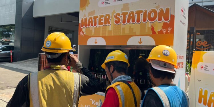 Hadapi Cuaca Panas, PMI Sediakan Air Minum Gratis Pekerja Luar Ruang
