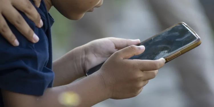 Dunia Mulai Batasi Akses Medsos Anak, Berpotensi Hambat Hak Dapat Informasi