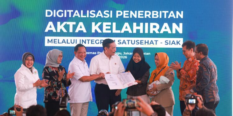 Bayi Lahir Dapat Akta Kelahiran, KK, dan KIA Sekaligus