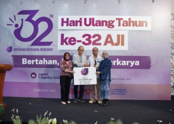 Dandhy dan Tim Produksi Film “Pesta Babi” Raih Udin Award 32 Tahun AJI