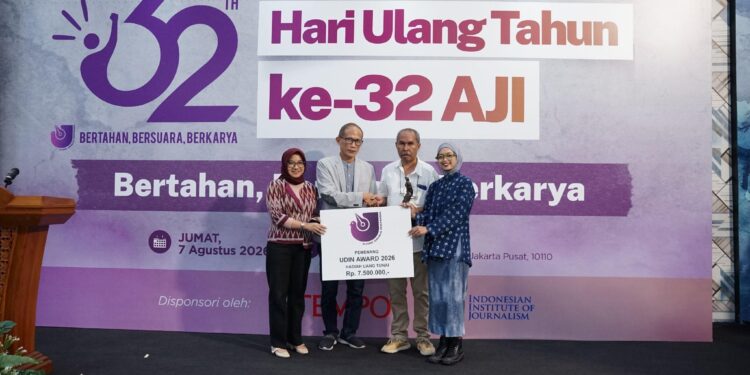 Dandhy dan Tim Produksi Film “Pesta Babi” Raih Udin Award 32 Tahun AJI