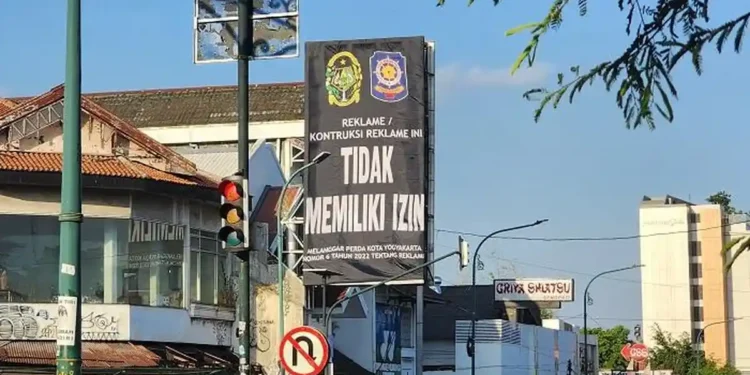 Reklame Rokok Disegel, Jangan Berhenti di Penertiban
