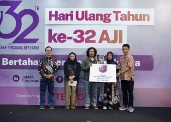 Dandhy dan Tim Produksi Film “Pesta Babi” Raih Udin Award 32 Tahun AJI