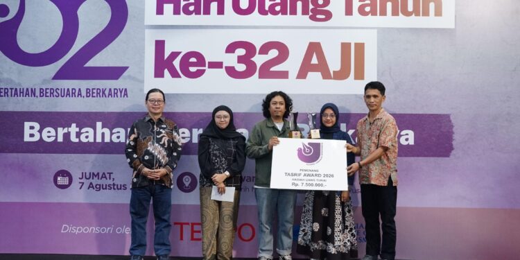 Dandhy dan Tim Produksi Film “Pesta Babi” Raih Udin Award 32 Tahun AJI