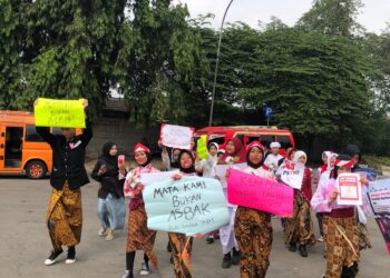 Siswa SMP Protes Pengendara Merokok di Jalan, Bawa Pesan “Abu Rokok Kena Mata Perih”
