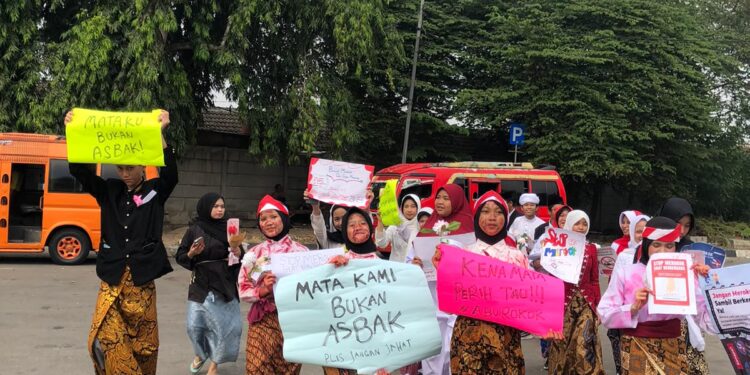 Siswa SMP Protes Pengendara Merokok di Jalan, Bawa Pesan “Abu Rokok Kena Mata Perih”
