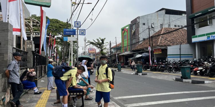 Hidup dalam Kepulan Truk: Elektrifikasi Tersangkut Harga dan Kebijakan